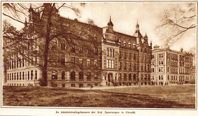 76320 Gezicht op de voor- en zijgevels van het 1e Administratiegebouw van de Staatsspoorwegen te Utrecht (Hoofdgebouw I ...